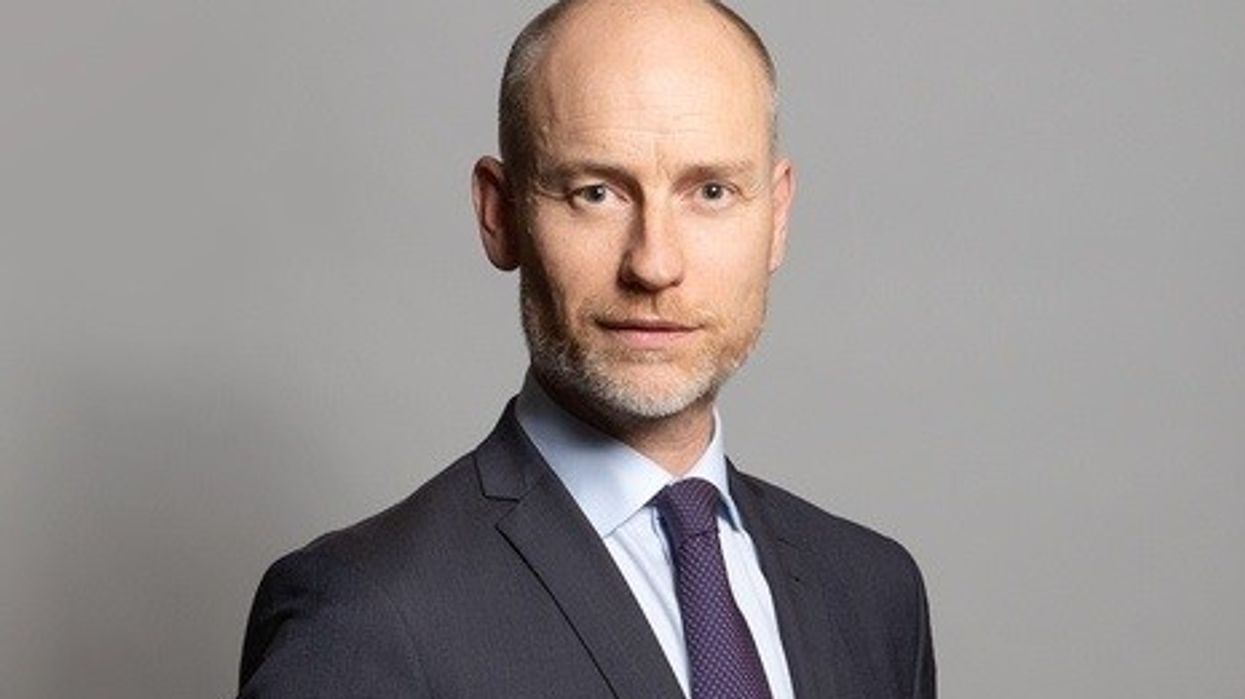 Kinnock non-committal on contract negotiations