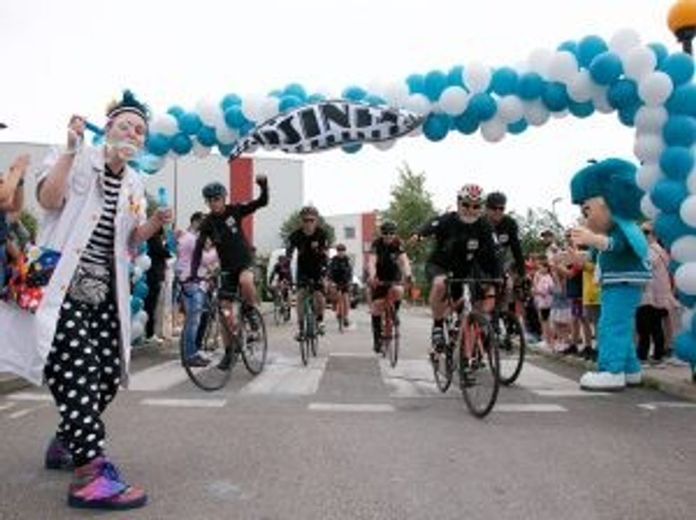 Tour DAlliance 2022 cyclists finishing line with Giggle Doctor
