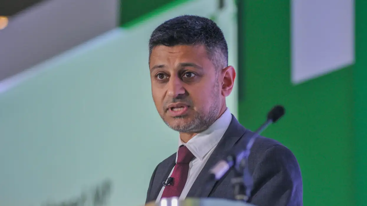 Zubir Ahmed quits amid revolt by Labour MPs against Starmer